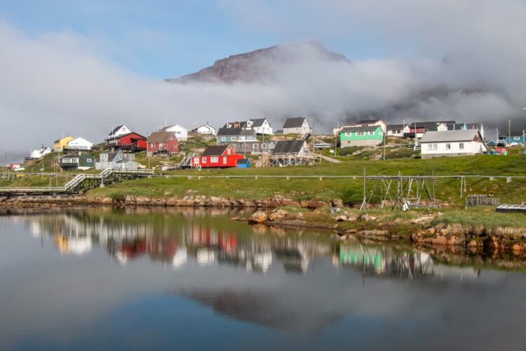 Malownicza wioska Qeqertarsuaq na Grenlandii. Fot. Pexels