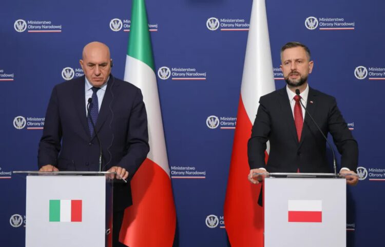 Wicepremier, minister obrony narodowej Władysław Kosiniak-Kamysz i minister obrony Włoch Guido Crosetto Fot. PAP/Paweł Supernak