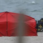 Miejsce znalezienia wojskowego bezzałogowca na plaży w Rusinowie. Fot. PAP/Adam Warżawa