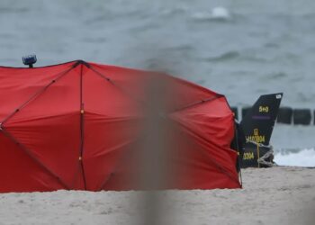 Miejsce znalezienia wojskowego bezzałogowca na plaży w Rusinowie. Fot. PAP/Adam Warżawa