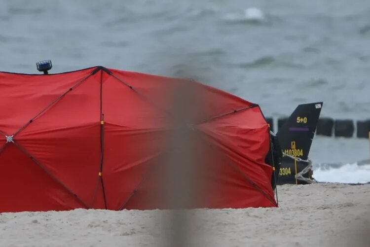 Miejsce znalezienia wojskowego bezzałogowca na plaży w Rusinowie. Fot. PAP/Adam Warżawa