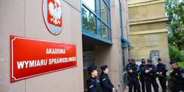 Policja przed siedzibą Akademii Wymiaru Sprawiedliwości w Warszawie. Fot. PAP/Radek Pietruszka
