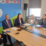 Starosta zielonogórski Tadeusz Pająk i Izabela Kniżatko, prezeska szpitala w Sulechowie. Konferencja prasowa ws. konsolidacji szpitali (fot. Piotr Bakselerowicz)