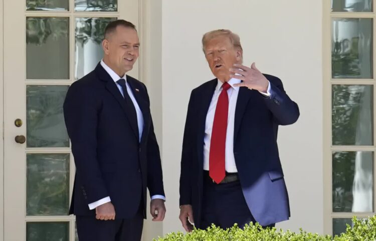 Prezydent Polski Karol Nawrocki i prezydent USA Donald Trump. Fot. PAP/EPA/ YURI GRIPAS / POOL