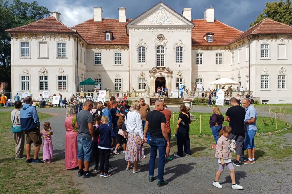 Przegląd podmiotów ekonomii społecznej na terenie pałacu w Bojadłach. Wydarzenie zorganizował ROPS w Zielonej Górze (fot. Piotr Bakselerowicz)
