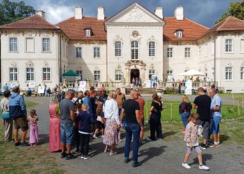 Przegląd podmiotów ekonomii społecznej na terenie pałacu w Bojadłach. Wydarzenie zorganizował ROPS w Zielonej Górze (fot. Piotr Bakselerowicz)