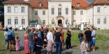 Przegląd podmiotów ekonomii społecznej na terenie pałacu w Bojadłach. Wydarzenie zorganizował ROPS w Zielonej Górze (fot. Piotr Bakselerowicz)