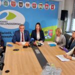 Starosta zielonogórski Tadeusz Pająk i Izabela Kniżatko, prezeska szpitala w Sulechowie. Konferencja prasowa ws. konsolidacji szpitali (fot. Piotr Bakselerowicz)