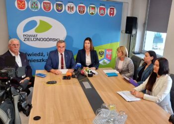 Starosta zielonogórski Tadeusz Pająk i Izabela Kniżatko, prezeska szpitala w Sulechowie. Konferencja prasowa ws. konsolidacji szpitali (fot. Piotr Bakselerowicz)