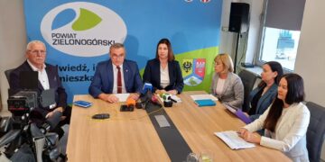 Starosta zielonogórski Tadeusz Pająk i Izabela Kniżatko, prezeska szpitala w Sulechowie. Konferencja prasowa ws. konsolidacji szpitali (fot. Piotr Bakselerowicz)
