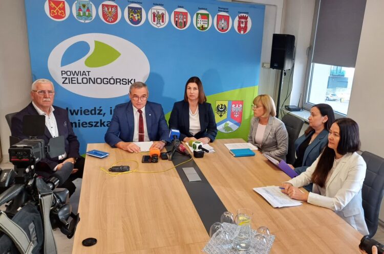 Starosta zielonogórski Tadeusz Pająk i Izabela Kniżatko, prezeska szpitala w Sulechowie. Konferencja prasowa ws. konsolidacji szpitali (fot. Piotr Bakselerowicz)