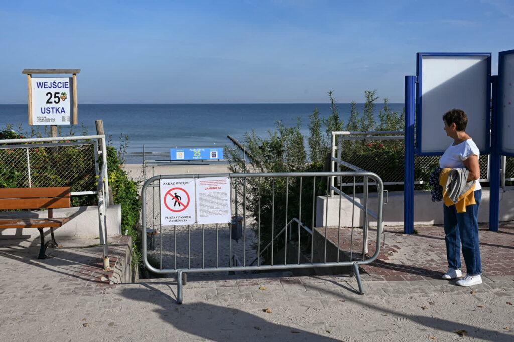 USTKA PLAŻA ZANIECZYSZCZONA SUBSTANCJĄ ROPOPOCHODNĄ. Fot. PAP/Piotr Kowala