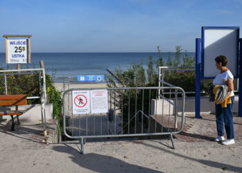 USTKA PLAŻA ZANIECZYSZCZONA SUBSTANCJĄ ROPOPOCHODNĄ. Fot. PAP/Piotr Kowala