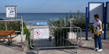 USTKA PLAŻA ZANIECZYSZCZONA SUBSTANCJĄ ROPOPOCHODNĄ. Fot. PAP/Piotr Kowala