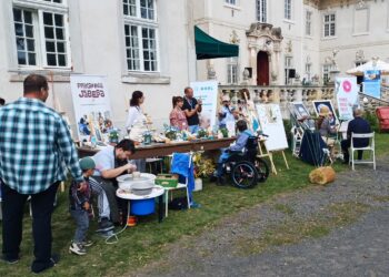 Przegląd podmiotów ekonomii społecznej na terenie pałacu w Bojadłach. Wydarzenie zorganizował ROPS w Zielonej Górze (fot. Piotr Bakselerowicz)