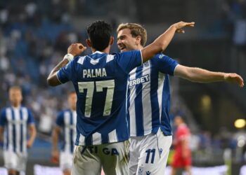 Piłkarze Lecha Poznań Daniel Hakans i Luis Palma. Fot. PAP/Jakub Kaczmarczyk