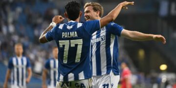 Piłkarze Lecha Poznań Daniel Hakans i Luis Palma. Fot. PAP/Jakub Kaczmarczyk