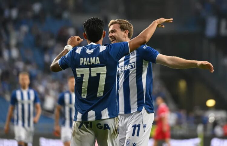 Piłkarze Lecha Poznań Daniel Hakans i Luis Palma. Fot. PAP/Jakub Kaczmarczyk
