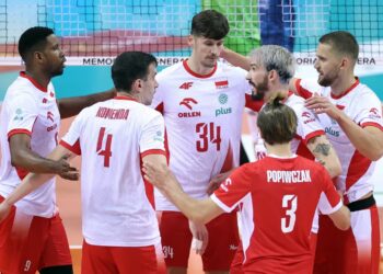 Siatkarze reprezentacji Polski (L-P): Wilfredo Leon, Marcin Komenda, Szymon Jakubiszak, Jakub Popiwczak, Tomasz Fornal i Bartłomiej Bołądź, fot. PAP/Łukasz Gągulski