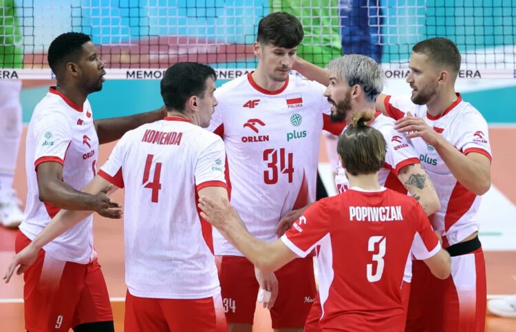 Siatkarze reprezentacji Polski (L-P): Wilfredo Leon, Marcin Komenda, Szymon Jakubiszak, Jakub Popiwczak, Tomasz Fornal i Bartłomiej Bołądź, fot. PAP/Łukasz Gągulski