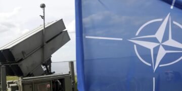 Flaga NATO (zdjęcie ilustracyjne). Fot. EPA/TOMS KALNINS
