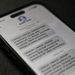 Alert RCB o rosyjskim ataku powietrznym na Ukrainę widoczny na telefonie, fot. PAP/Darek Delmanowicz