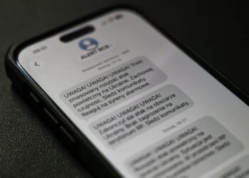 Alert RCB o rosyjskim ataku powietrznym na Ukrainę widoczny na telefonie, fot. PAP/Darek Delmanowicz