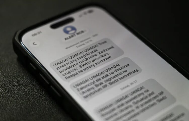 Alert RCB o rosyjskim ataku powietrznym na Ukrainę widoczny na telefonie, fot. PAP/Darek Delmanowicz
