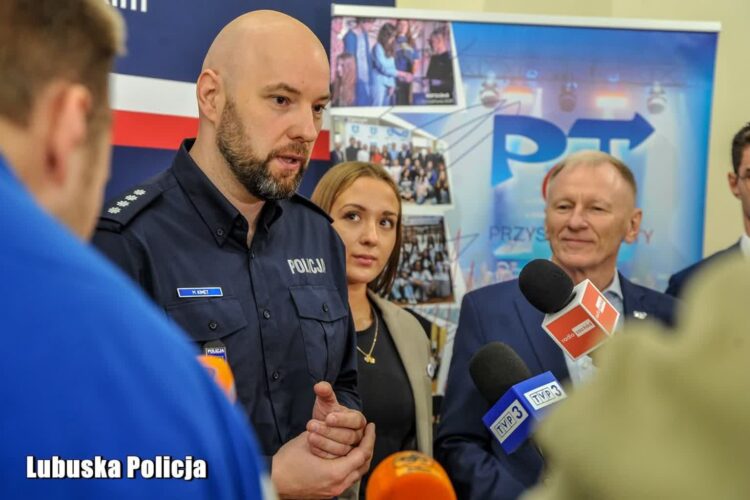 Konferencja prasowa przed spotkaniem inaugurującym program "Przyszłość a Ty" (fot. Lubuska Policja)