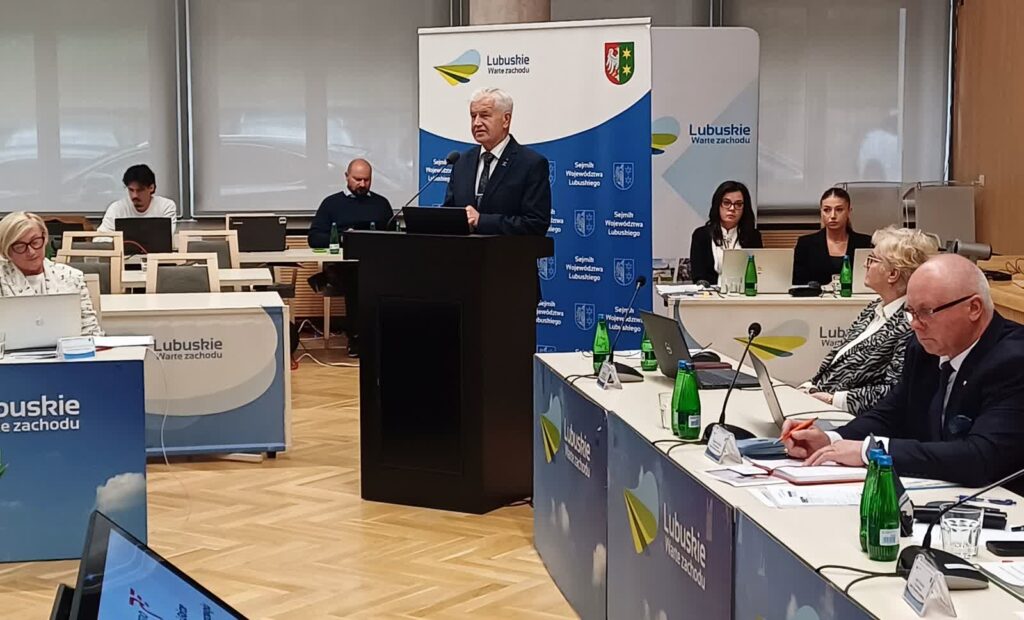 Ryszard Rębilas, dyrektor lubuskiego oddziału PolRegio, podczas wystąpienia na sesji sejmiku lubuskiego (fot. Piotr Bakselerowicz)