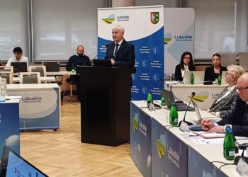 Ryszard Rębilas, dyrektor lubuskiego oddziału PolRegio, podczas wystąpienia na sesji sejmiku lubuskiego (fot. Piotr Bakselerowicz)