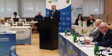 Ryszard Rębilas, dyrektor lubuskiego oddziału PolRegio, podczas wystąpienia na sesji sejmiku lubuskiego (fot. Piotr Bakselerowicz)