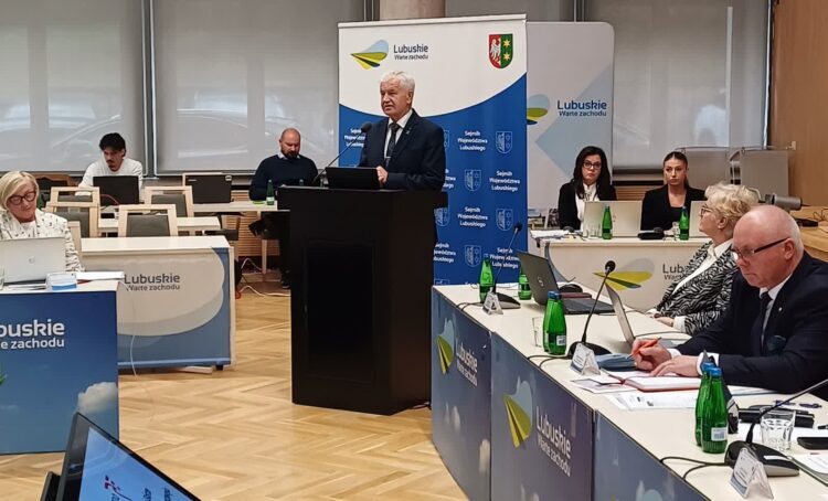 Ryszard Rębilas, dyrektor lubuskiego oddziału PolRegio, podczas wystąpienia na sesji sejmiku lubuskiego (fot. Piotr Bakselerowicz)