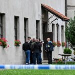 Policyjne bariery w miejscu ataku nożownika na terenie Jarosławskiego Opactwa przy ulicy Benedyktyńskiej w Jarosławiu, fot. PAP/Piotr Polak