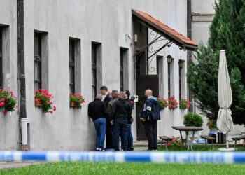 Policyjne bariery w miejscu ataku nożownika na terenie Jarosławskiego Opactwa przy ulicy Benedyktyńskiej w Jarosławiu, fot. PAP/Piotr Polak
