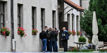 Policyjne bariery w miejscu ataku nożownika na terenie Jarosławskiego Opactwa przy ulicy Benedyktyńskiej w Jarosławiu, fot. PAP/Piotr Polak