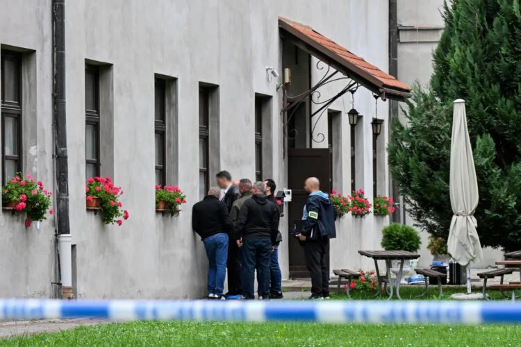 Policyjne bariery w miejscu ataku nożownika na terenie Jarosławskiego Opactwa przy ulicy Benedyktyńskiej w Jarosławiu, fot. PAP/Piotr Polak