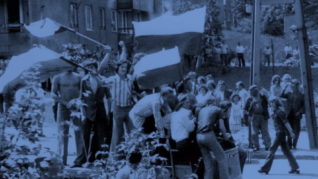 Przemarsz uczestników strajku ul. 1 Maja pod Komitetem Wojewódzkim PZPR w Radomiu. Fot. AIPN za: Instytut Pamięci Narodowej/FB
