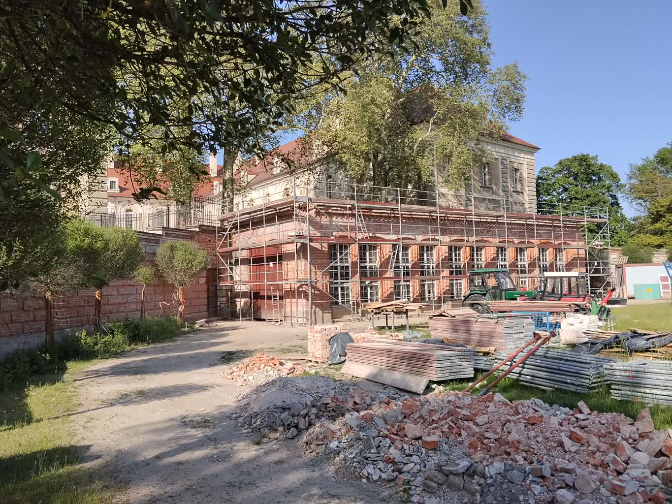 Restauracja pałacowej oranżerii w Żaganiu na półmetku