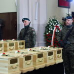 ŁÓDŹ. POGRZEB DZIECI OFIAR NIEMIECKIEGO OBOZU PRZY PRZEMYSŁOW. Fot. PAP/Marian Zubrzycki