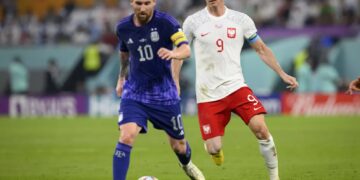 Leo Messi i Robert Lewandowski podczas meczu Polska-Argentyna na MŚ 2022, fot. PAP/EPA/KEYSTONE/LAURENT GILLIERON