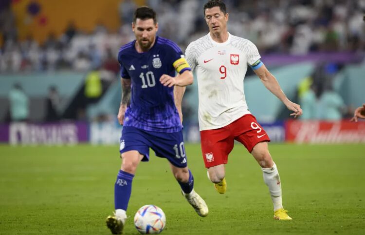 Leo Messi i Robert Lewandowski podczas meczu Polska-Argentyna na MŚ 2022, fot. PAP/EPA/KEYSTONE/LAURENT GILLIERON