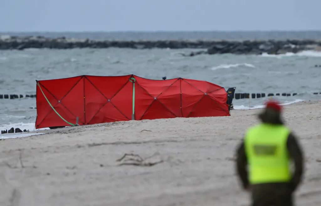 Miejsce znalezienia wojskowego bezzałogowca na plaży w Rusinowie. Fot. PAP/Adam Warżawa