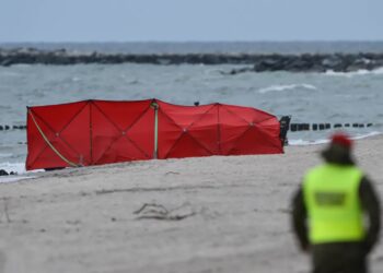 Miejsce znalezienia wojskowego bezzałogowca na plaży w Rusinowie. Fot. PAP/Adam Warżawa
