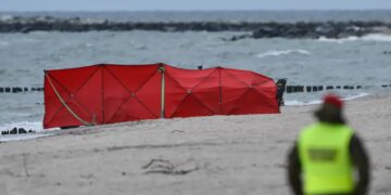 Miejsce znalezienia wojskowego bezzałogowca na plaży w Rusinowie. Fot. PAP/Adam Warżawa