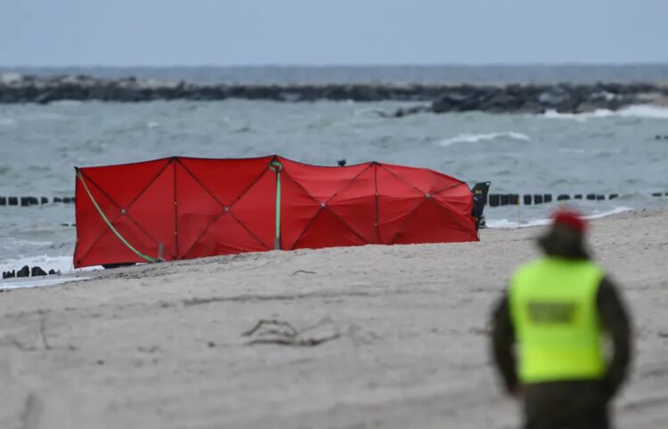 Miejsce znalezienia wojskowego bezzałogowca na plaży w Rusinowie. Fot. PAP/Adam Warżawa