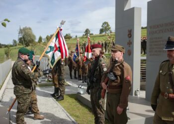 Uroczystości na Cmentarzu Wojennym Żołnierzy Narodowych Sił Zbrojnych w Kamesznicy. Fot. PAP/Jarek Praszkiewicz