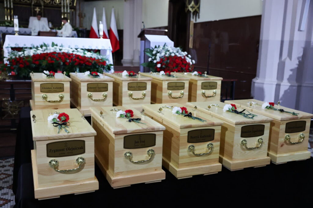 ŁÓDŹ. POGRZEB DZIECI OFIAR NIEMIECKIEGO OBOZU PRZY PRZEMYSŁOW. Fot. PAP/Marian Zubrzycki