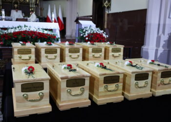 ŁÓDŹ. POGRZEB DZIECI OFIAR NIEMIECKIEGO OBOZU PRZY PRZEMYSŁOW. Fot. PAP/Marian Zubrzycki