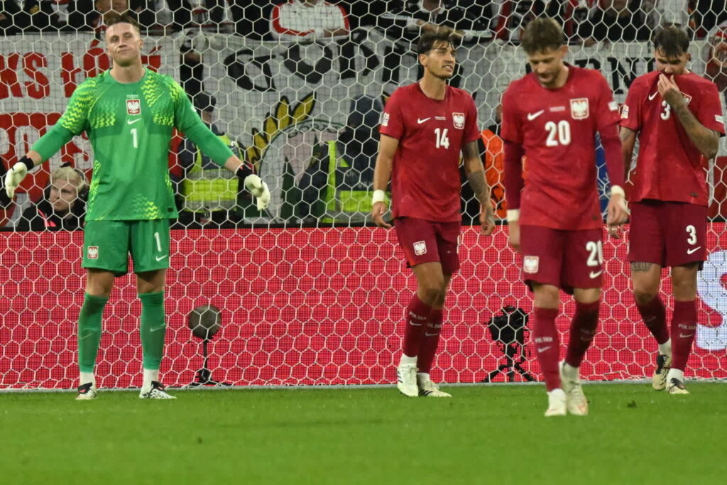 Bramkarz reprezentacji Polski Marcin Bułka (L) po stracie trzeciej bramki podczas meczu grupy B4 piłkarskiej Ligi Narodów ze Szwecją. Fot. PAP/Piotr Nowak